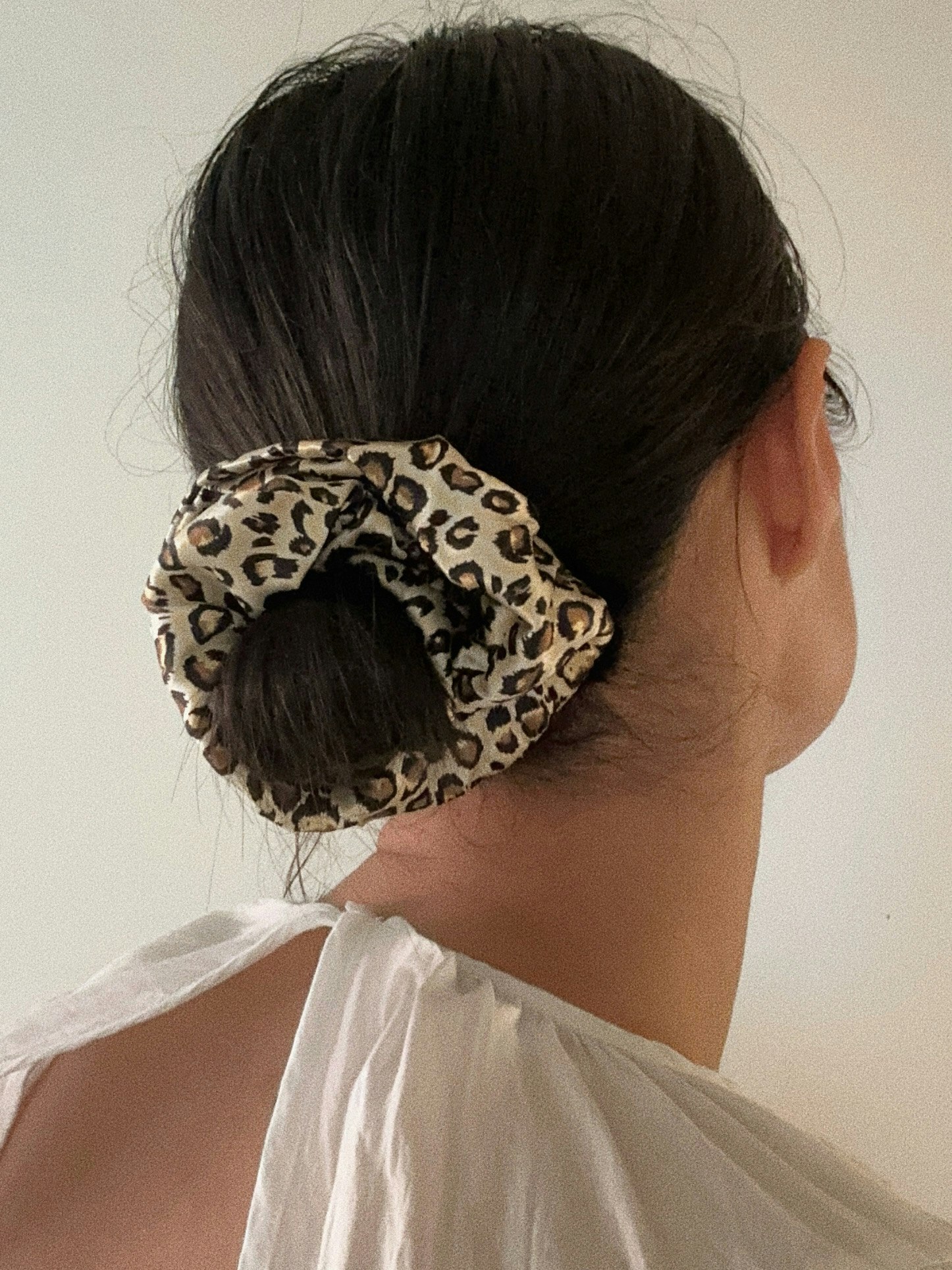 Mullbärssilke Scrunchie , leopardmönster 15cm
