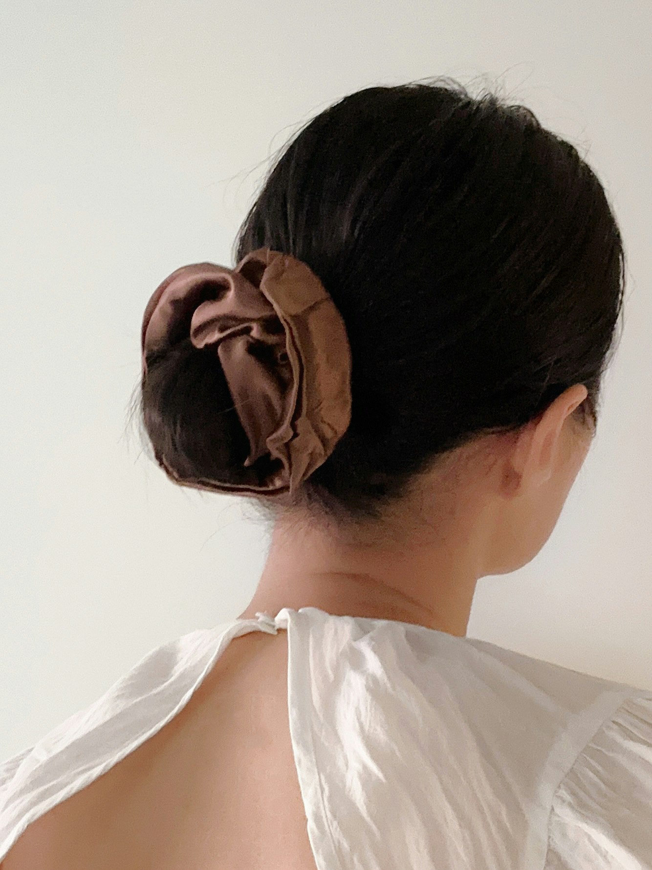 Mullbärssilke Scrunchie , brun 15cm