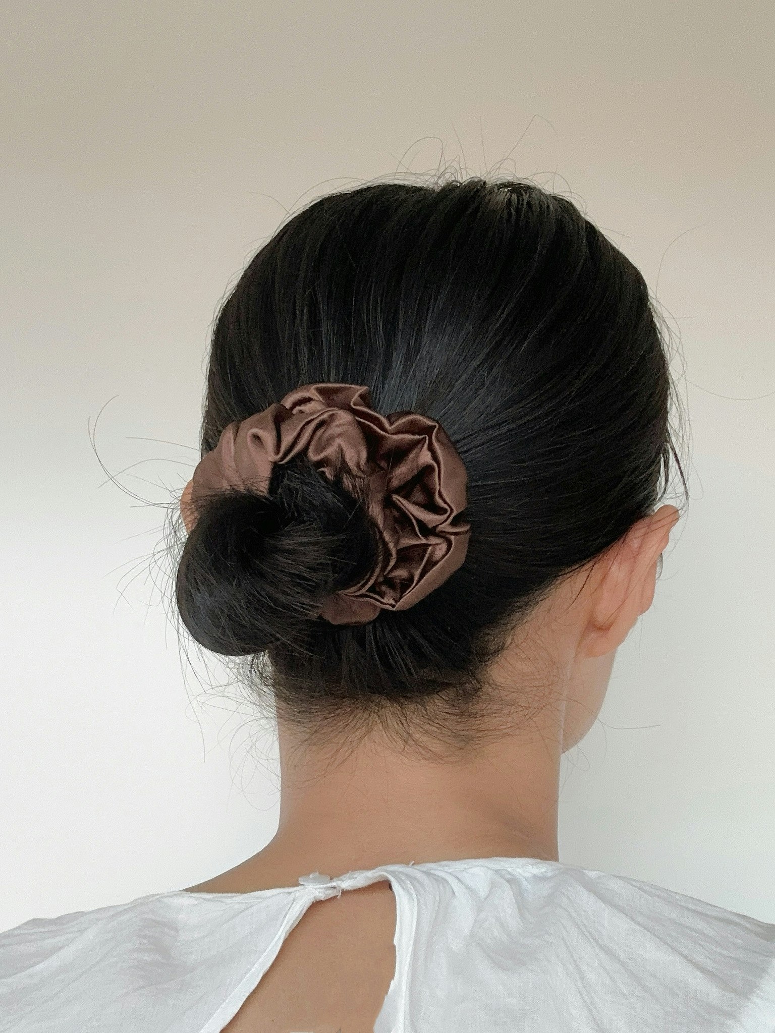 Mullbärssilke scrunchie, Brun 10cm