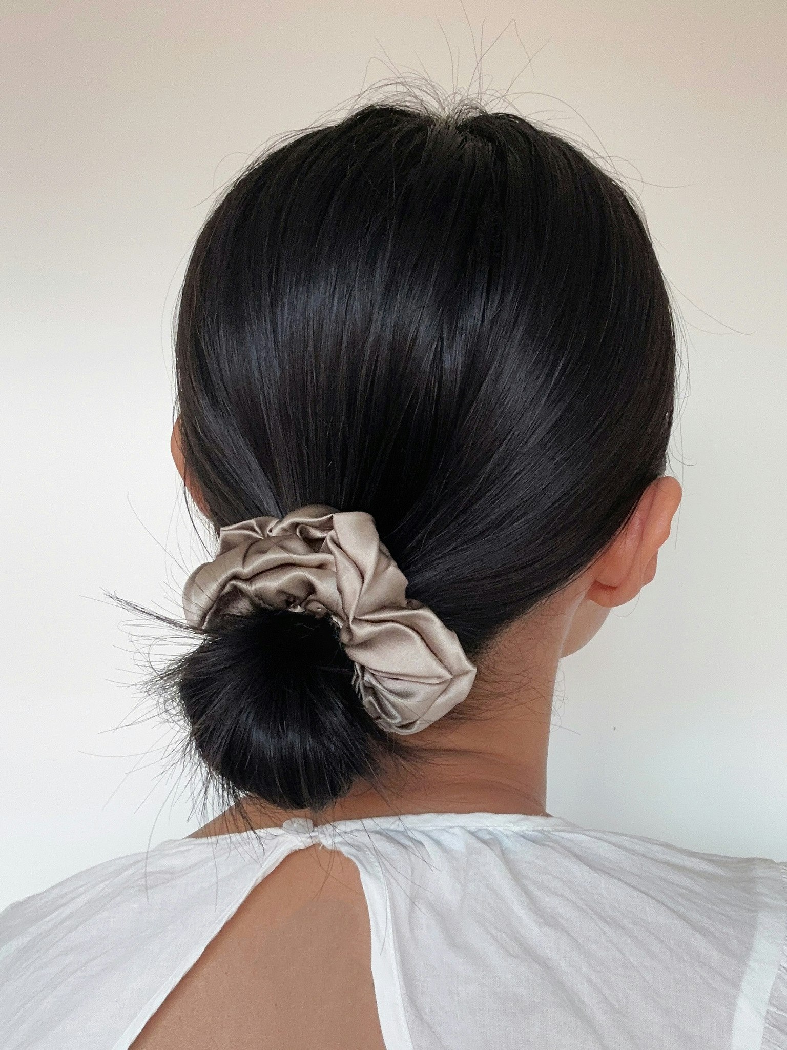 Mullbärssilke scrunchie, Pistol grå 10cm