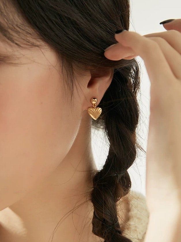 REA Guldfärgade studs med hjärtan