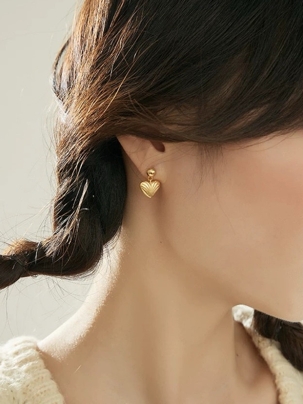 REA Guldfärgade studs med hjärtan