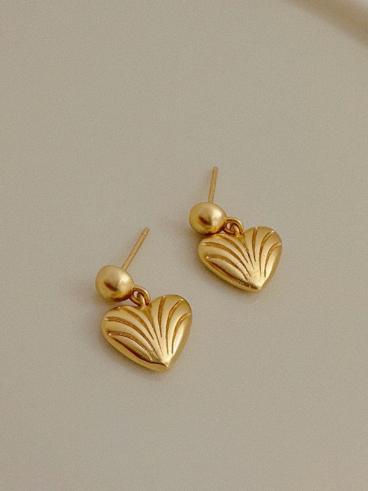 REA Guldfärgade studs med hjärtan