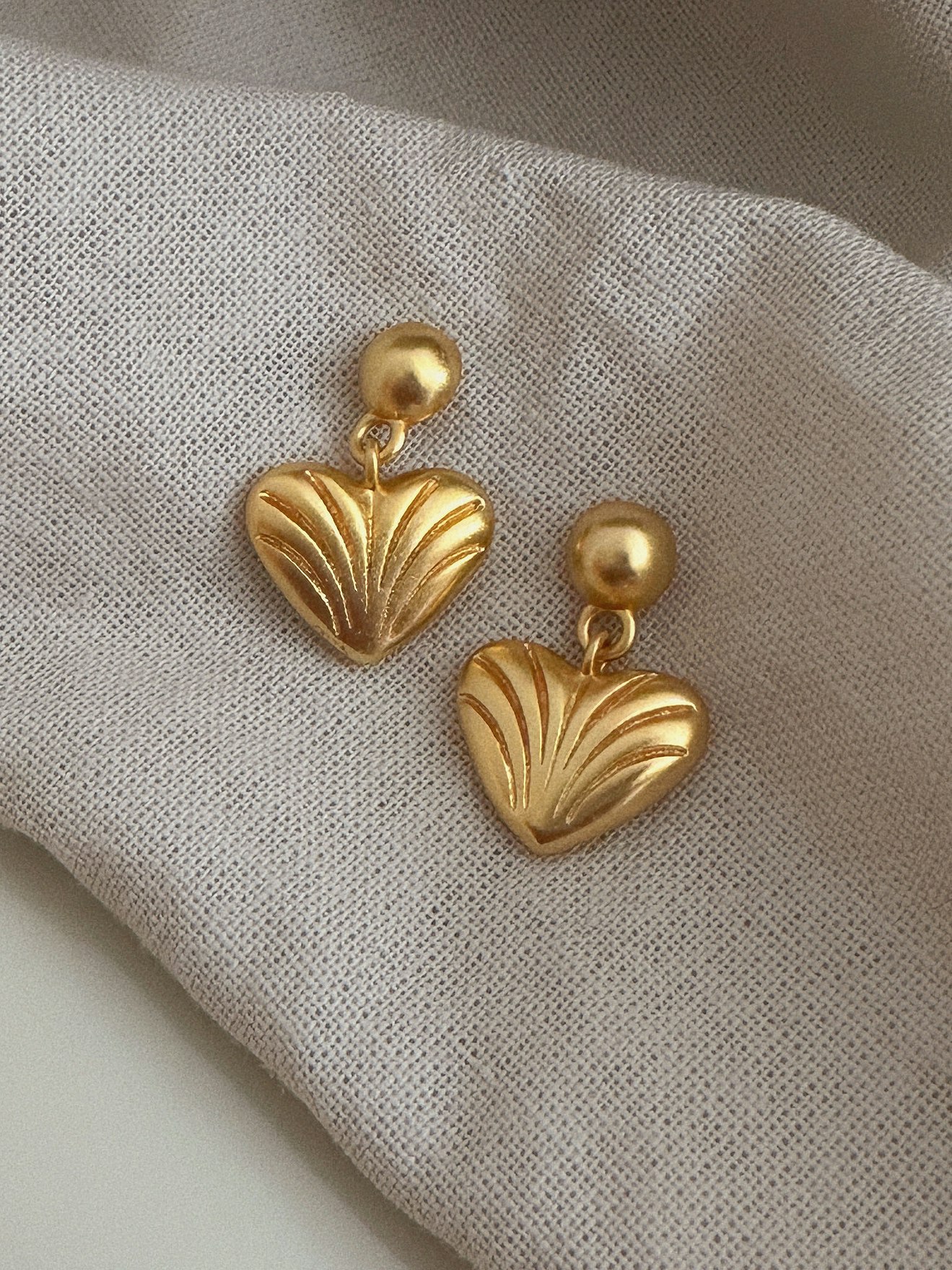 REA Guldfärgade studs med hjärtan