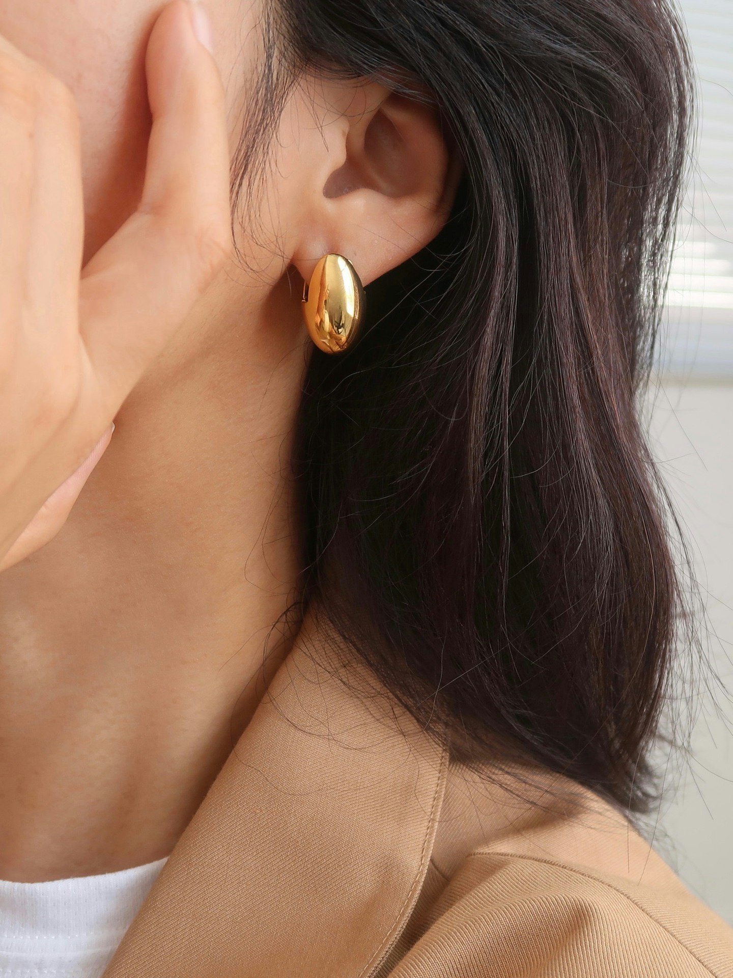 Hoops i stål med 18k guld med oval design