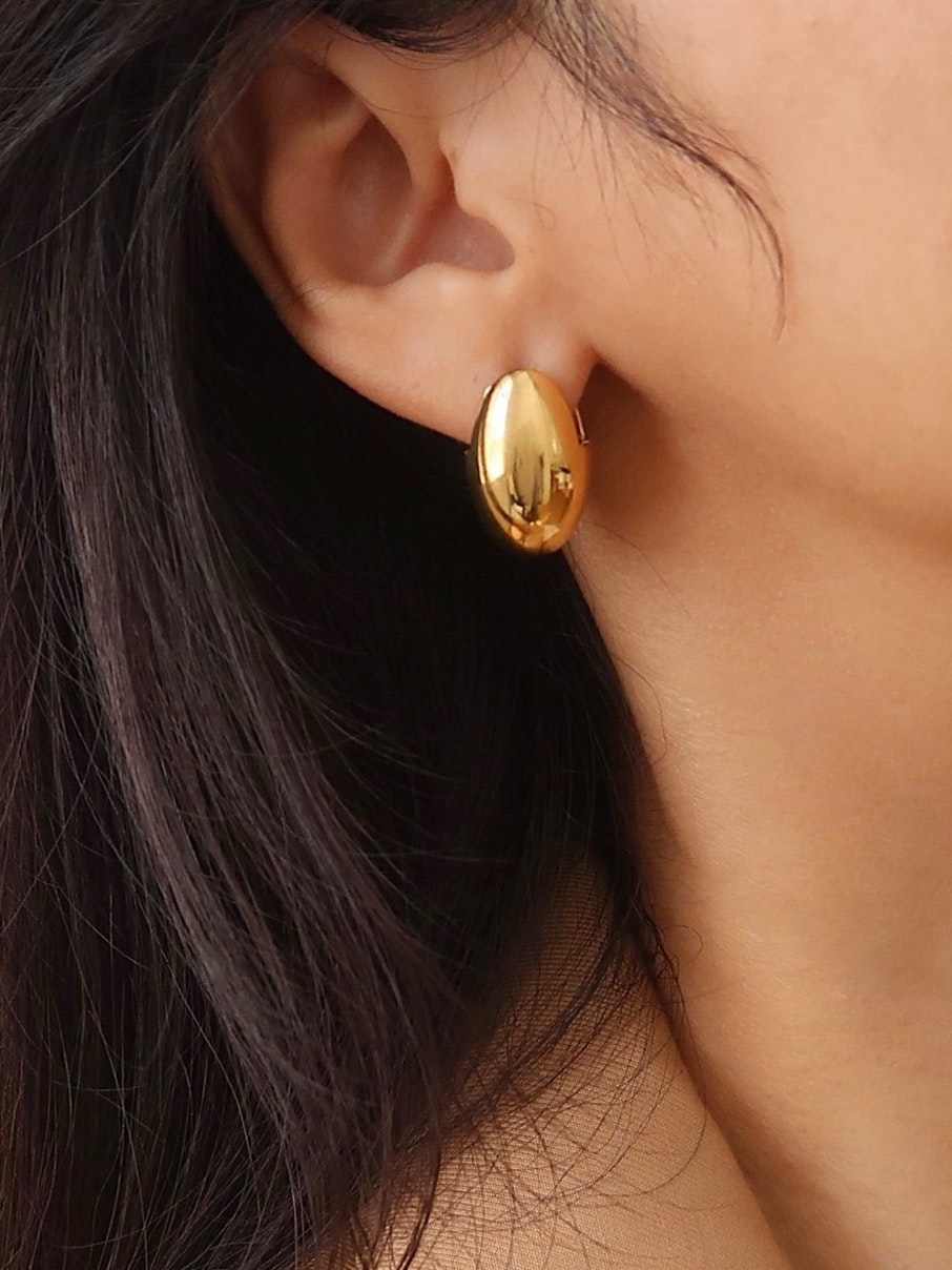Hoops i stål med 18k guld med oval design