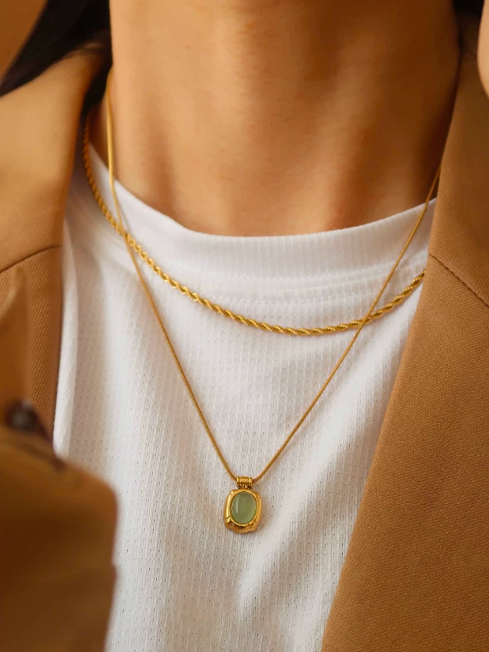 Halsband i stål med 18k guld med aventurin jade