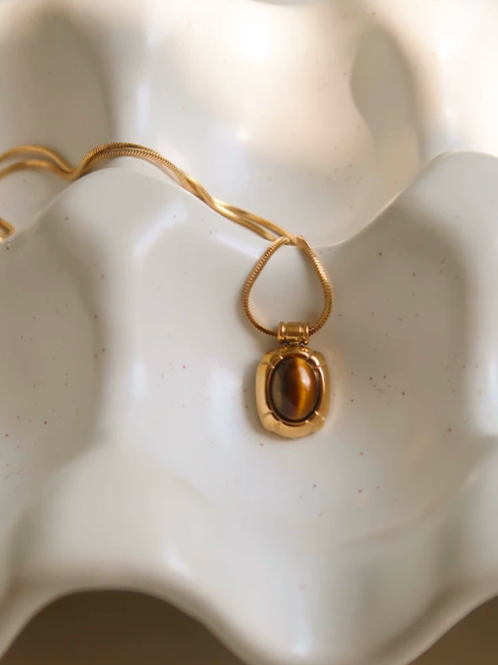 Halsband i stål med 18k guld med tigeröga sten