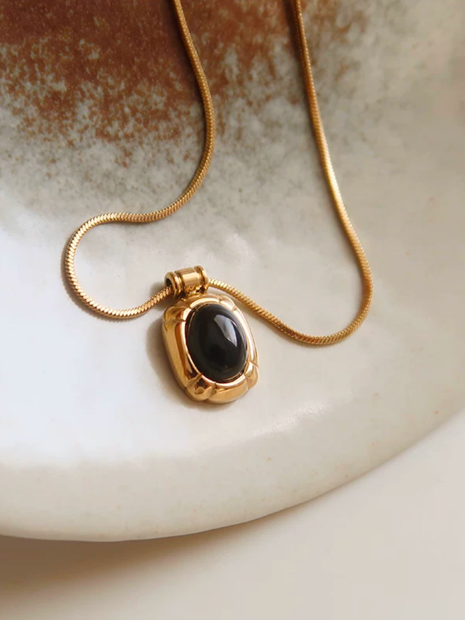 Halsband i stål med 18k guld med svart onyx