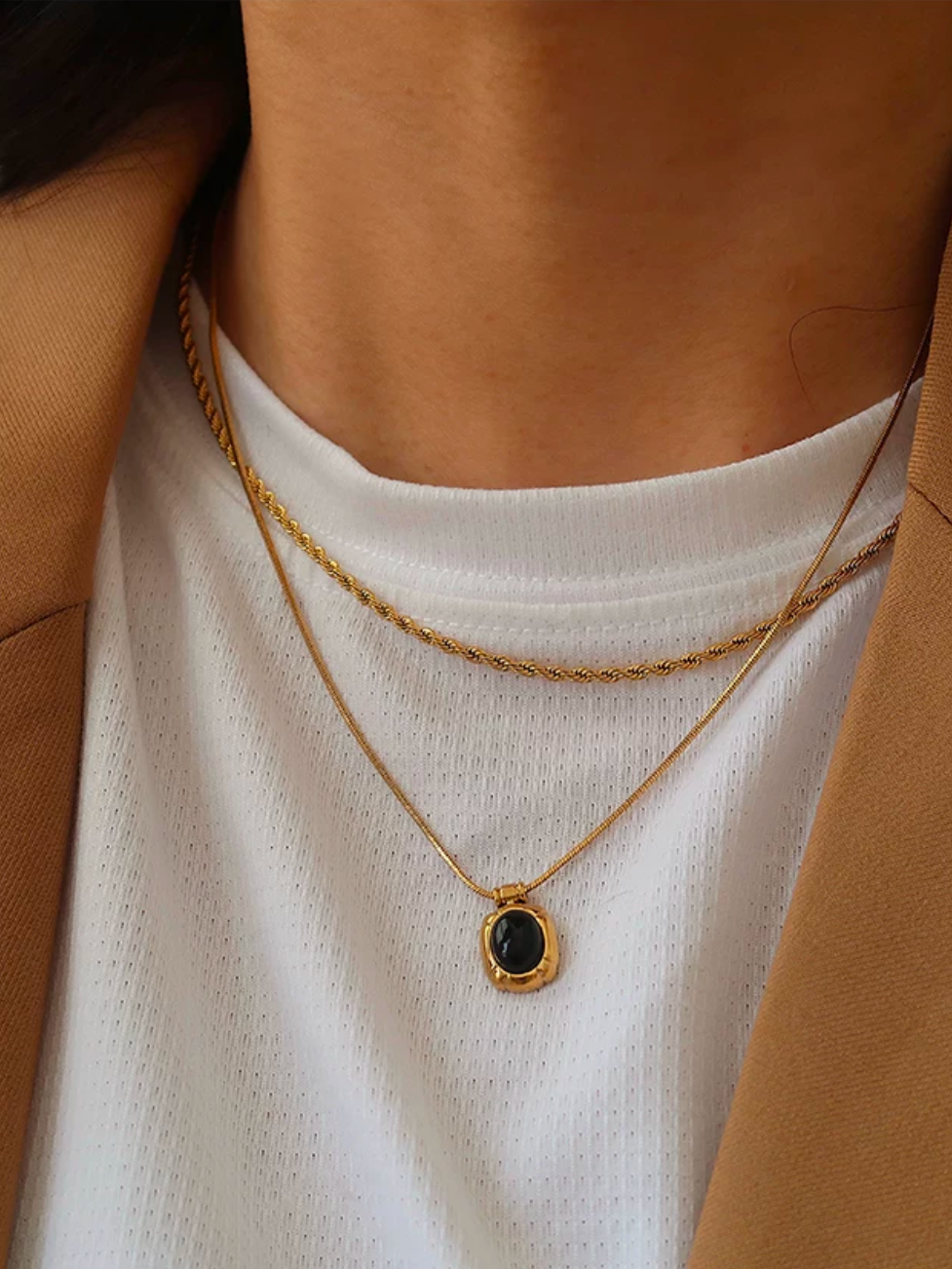 Halsband i stål med 18k guld med svart onyx