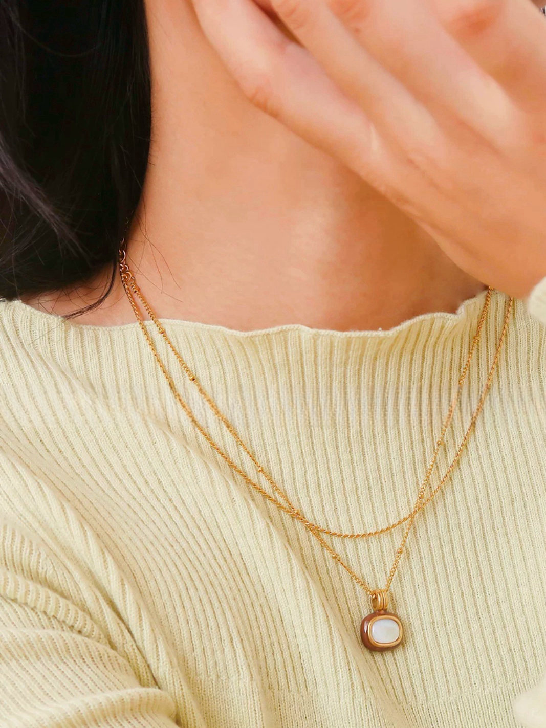 Halsband i stål med 18k guld med fyrkantigt hänge