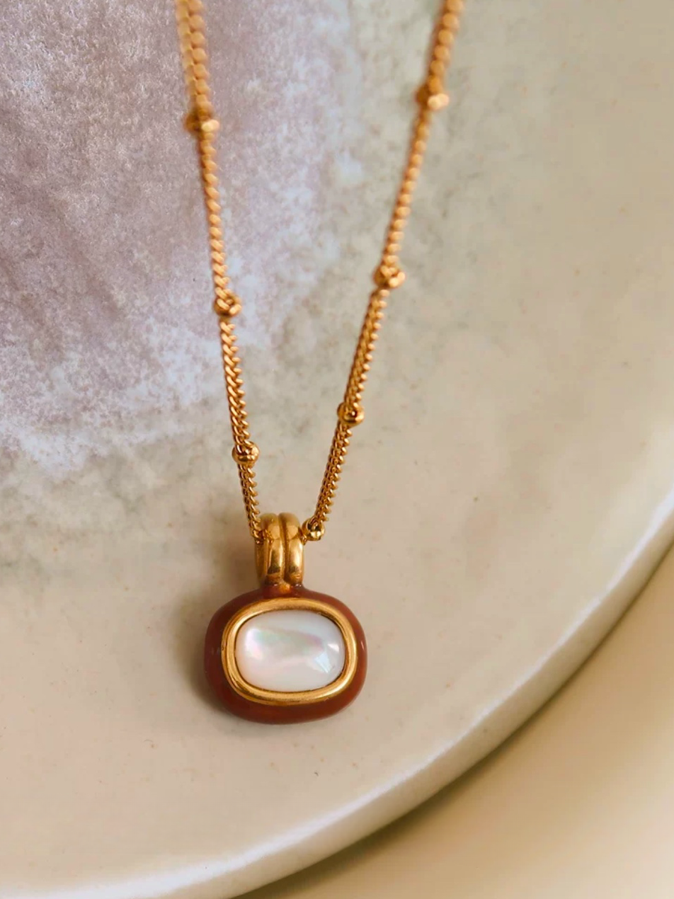 Halsband i stål med 18k guld med fyrkantigt hänge