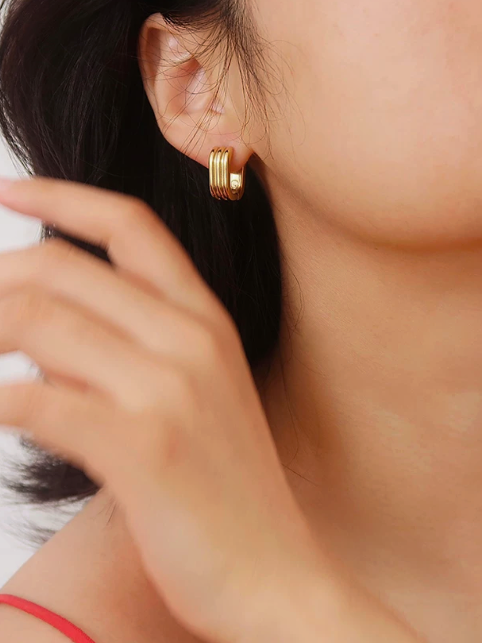 Hoops i stål med 18k guld och räfflad design