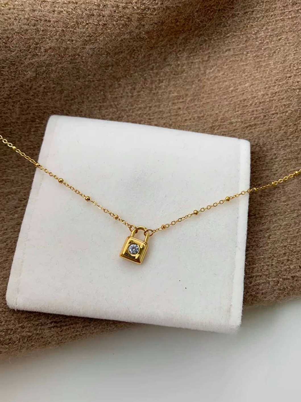 REA Halsband i stål med 18k guld med låsa och Cubic Zirconia