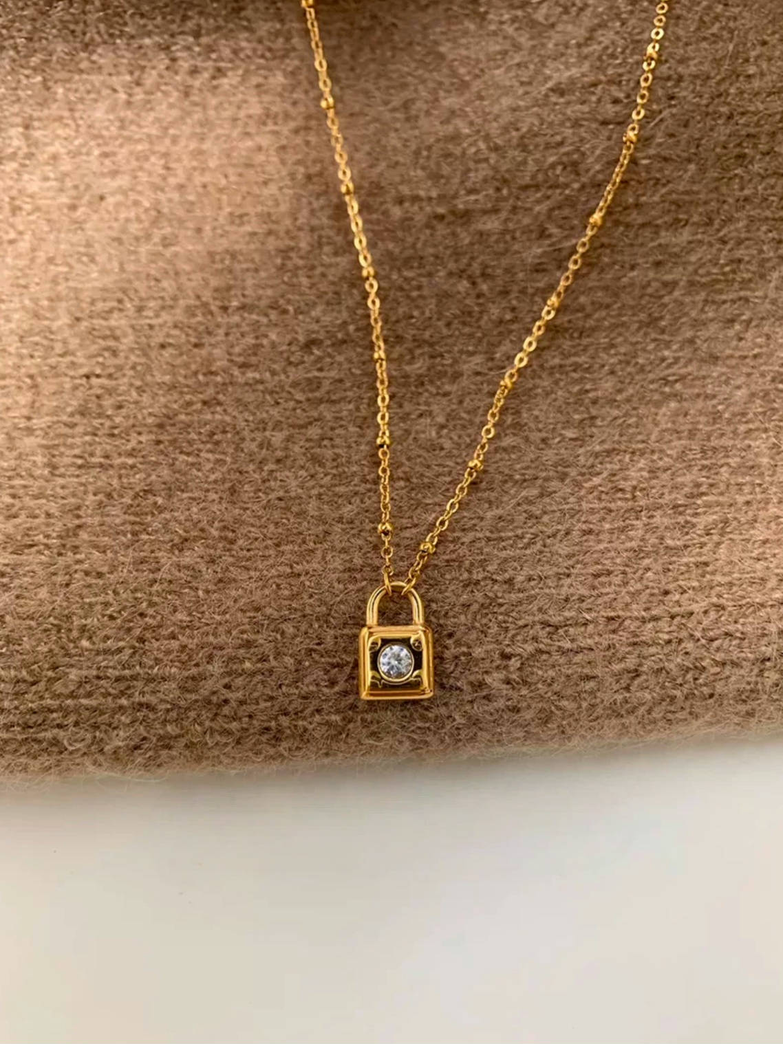 REA Halsband i stål med 18k guld med låsa och Cubic Zirconia