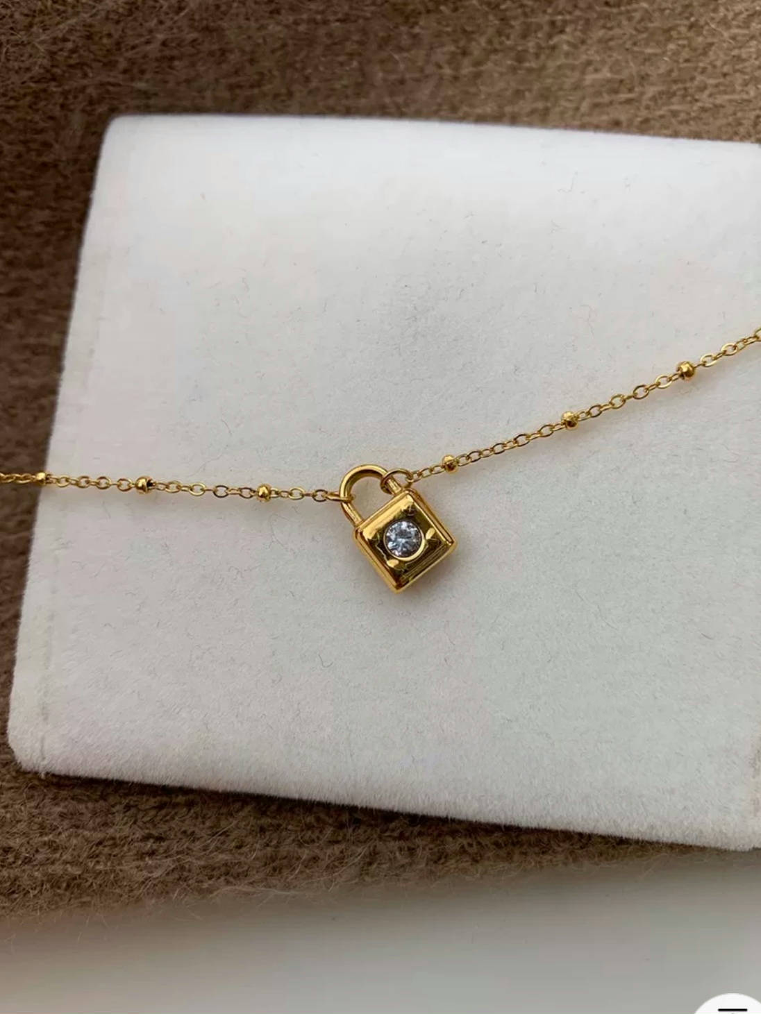 REA Halsband i stål med 18k guld med låsa och Cubic Zirconia