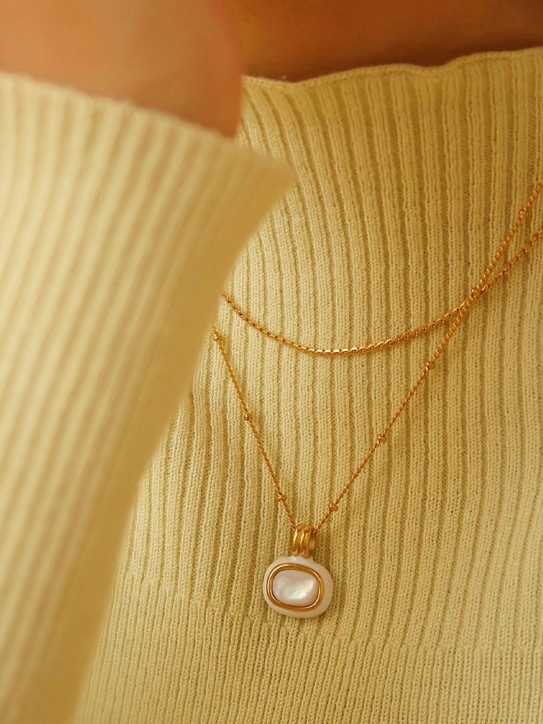 Halsband i stål med 18k guld med fyrkantigt hänge