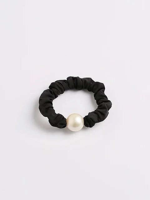 Scrunchie med vita pärlor