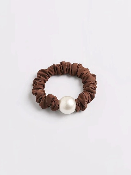 Brun scrunchie med vita pärlor