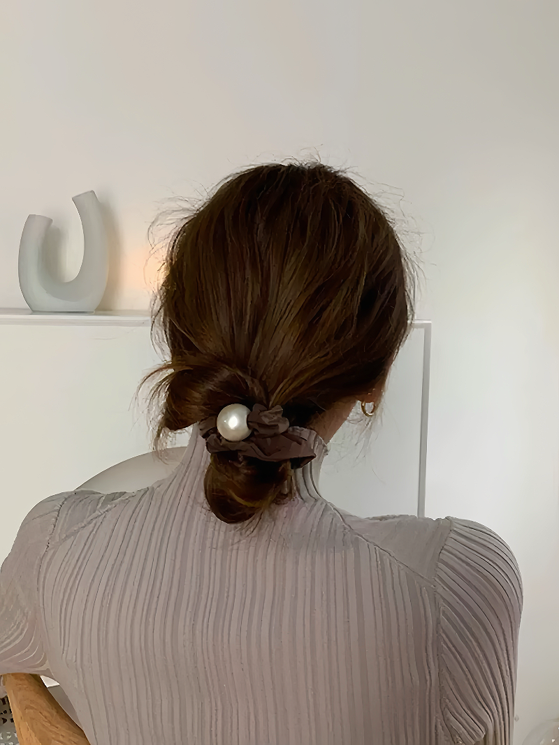 Brun scrunchie med vita pärlor