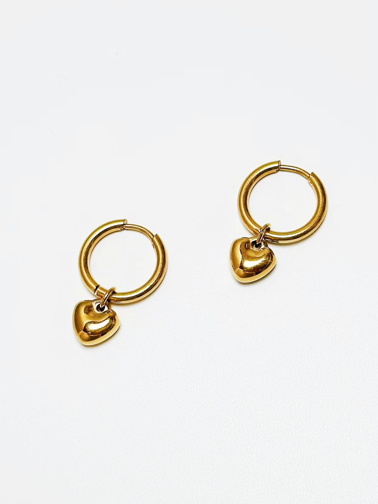 Hoops i stål med 18K guld med hjärtan