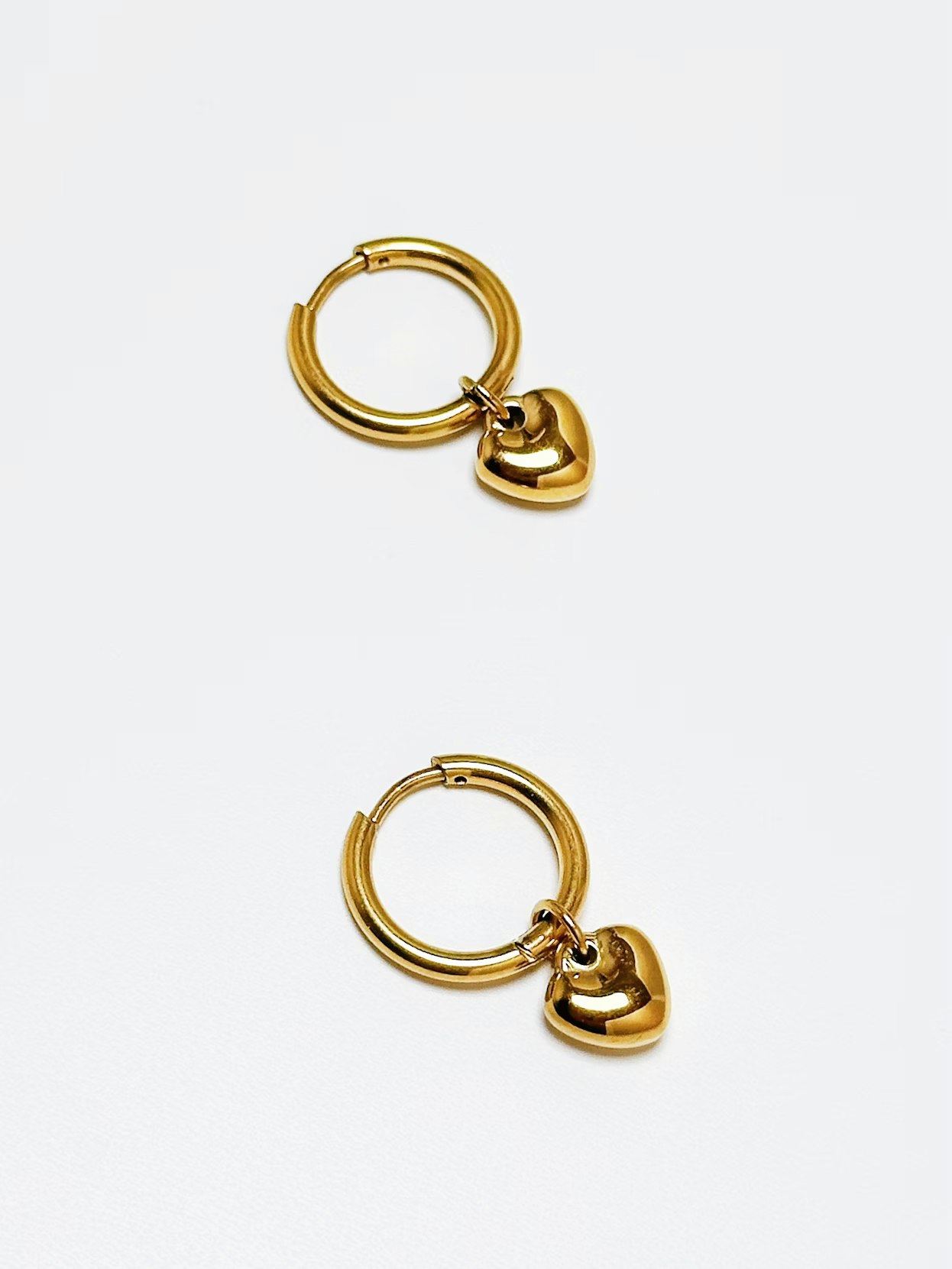 Hoops i stål med 18K guld med hjärtan