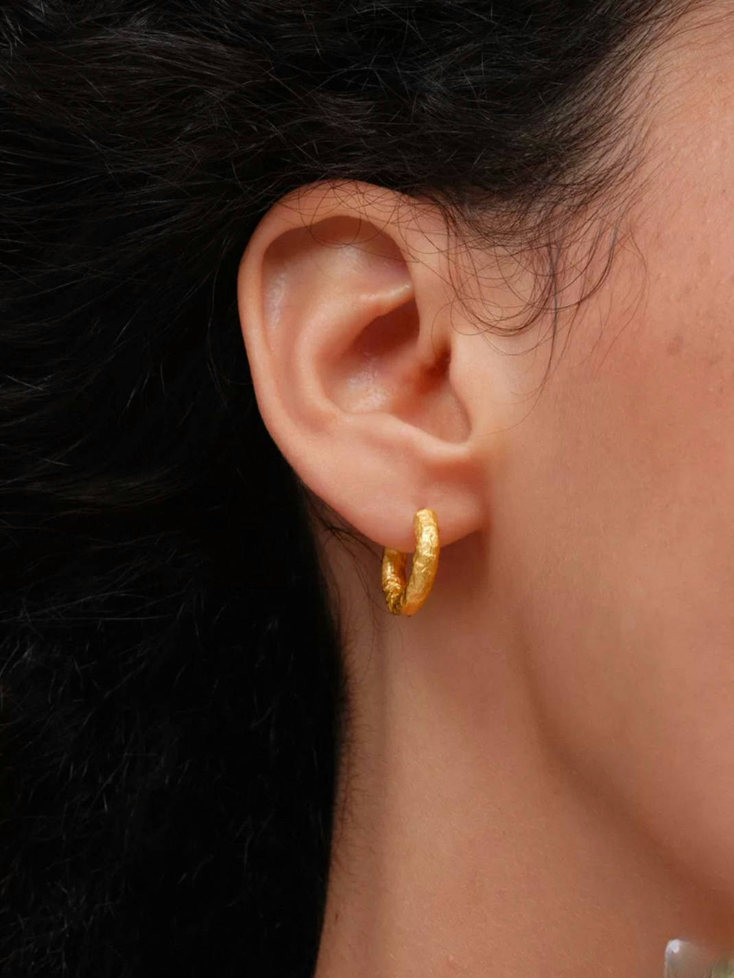 Små hoops i 18k guldpläterat med hamrad design