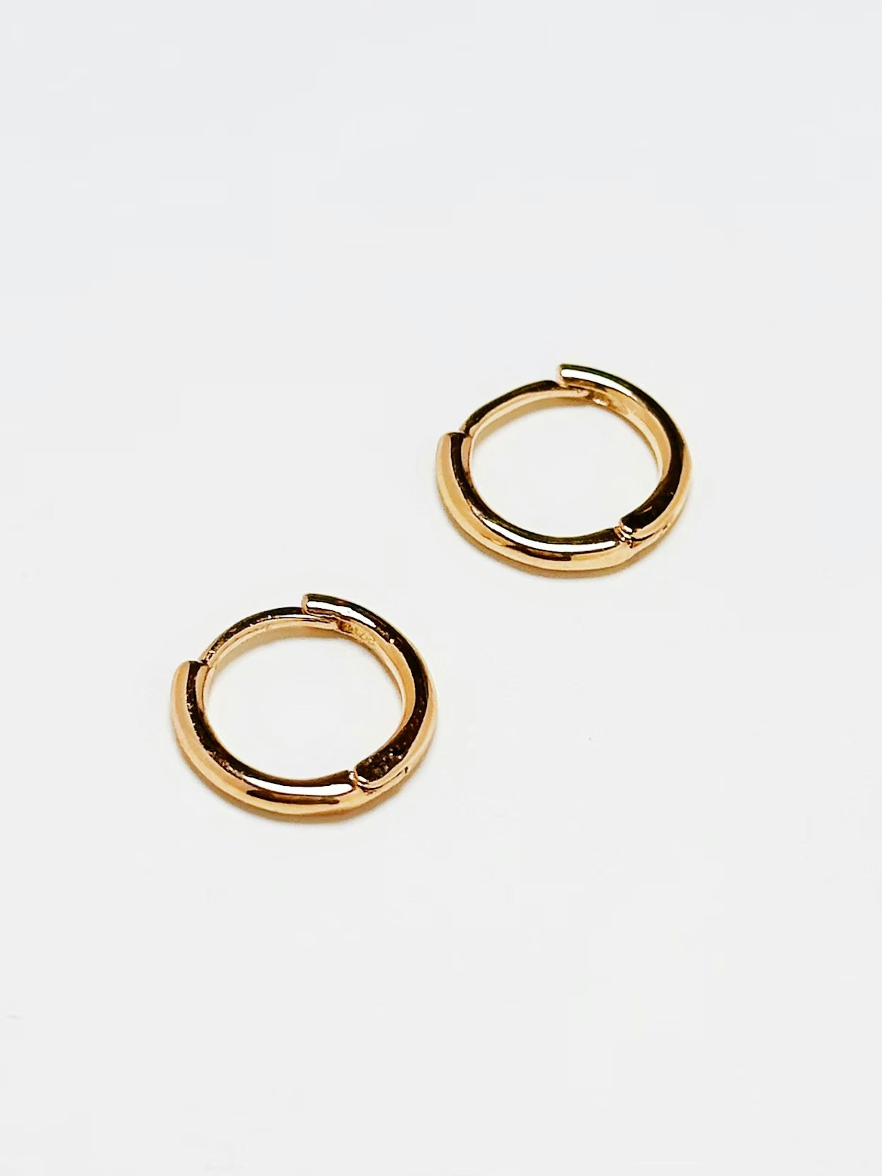 REA Klassiska guldfärgade mini hoops, 1,2 cm