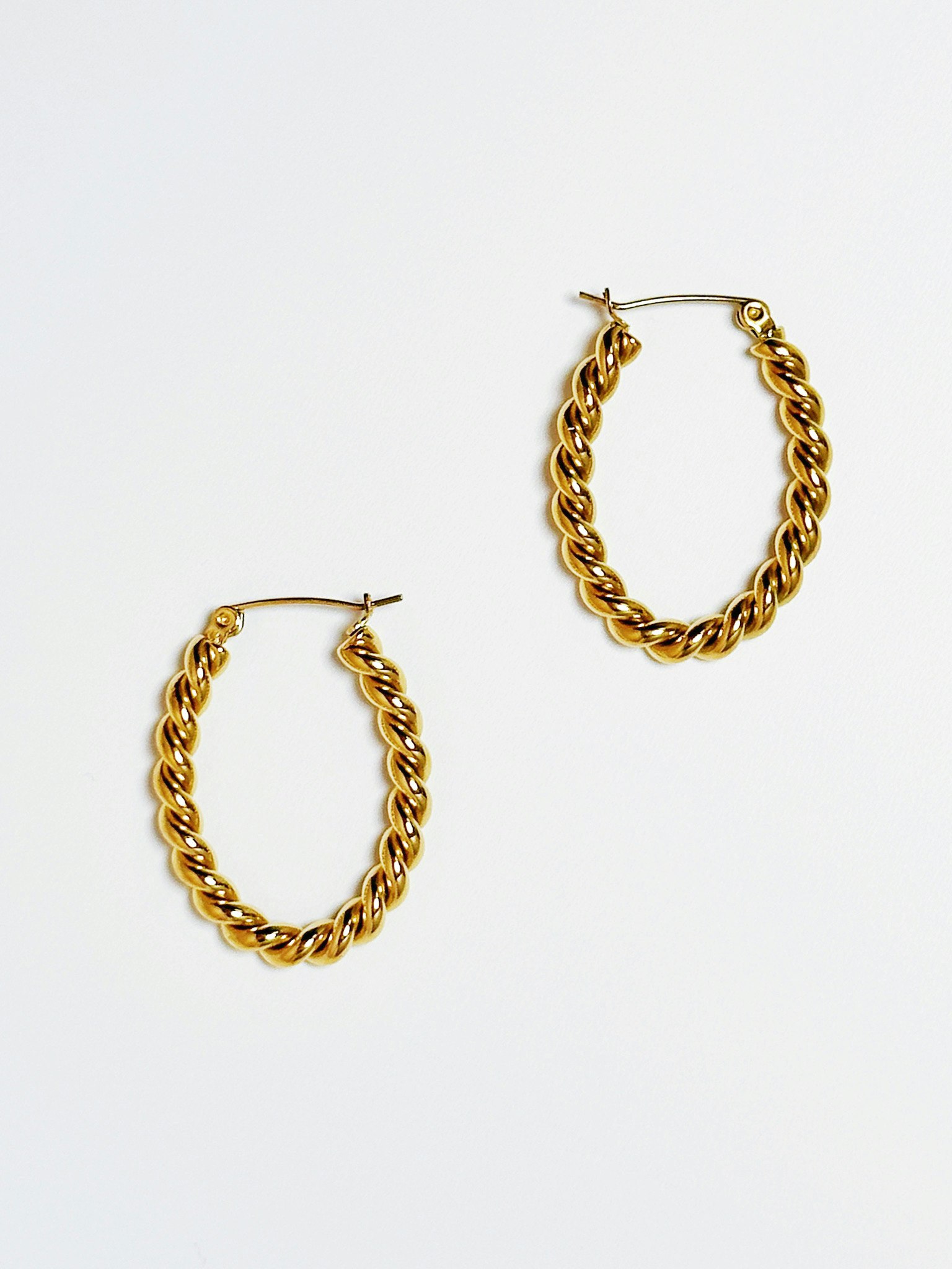 Hoops i stål med 18K guldpläterad tvinnad design