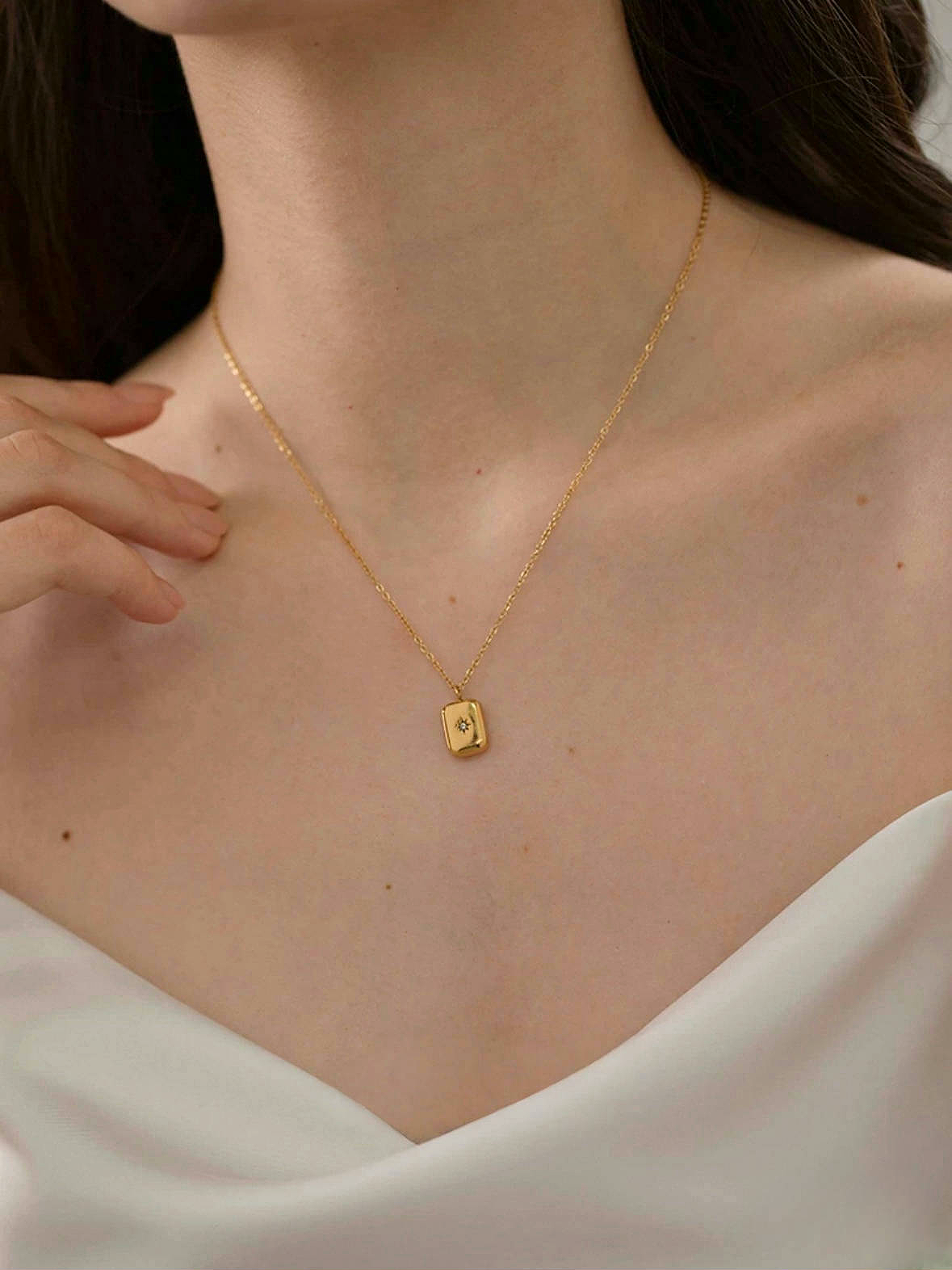 Halsband i stål med 18k guld med fyrkantigt hänge