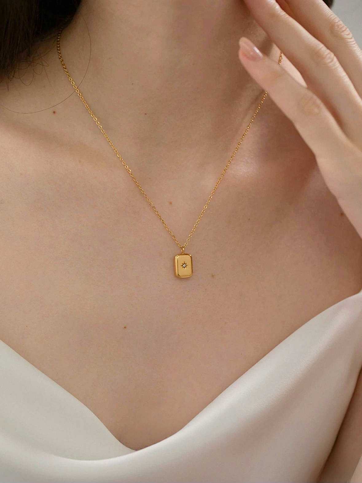 Halsband i stål med 18k guld med fyrkantigt hänge