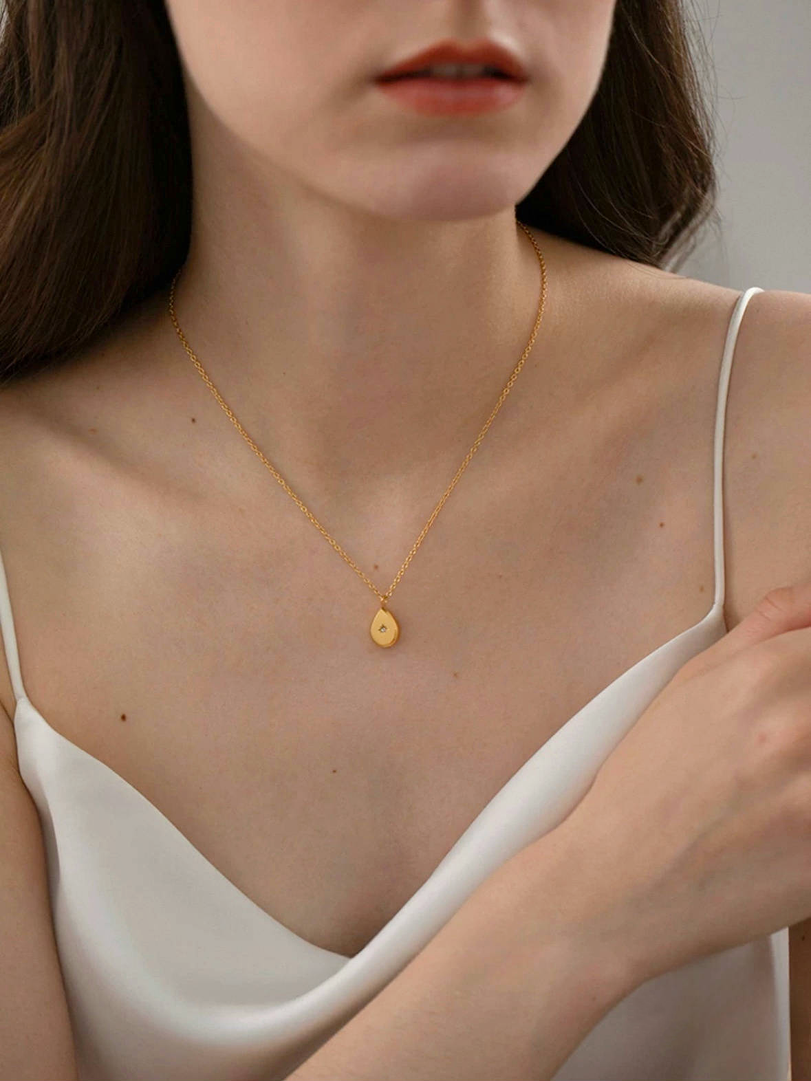 Halsband i stål med 18k guld med droppformat hänge