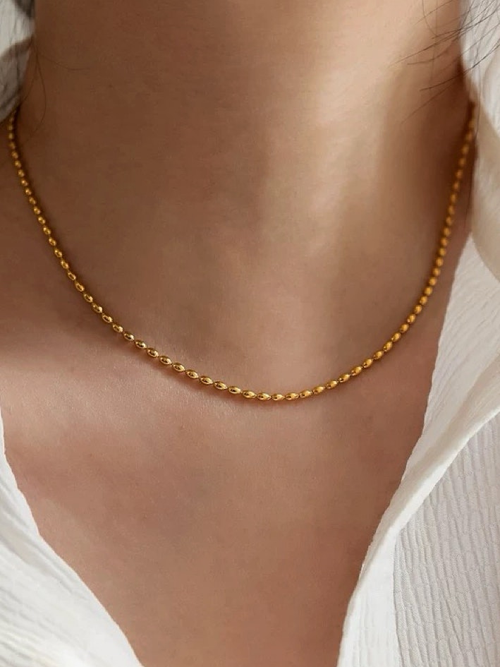 REA Guldfärgat halsband med ovala pärlor i metall