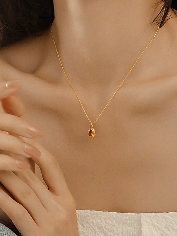 Halsband i stål med 18k guld med röd Cubic Zirconia