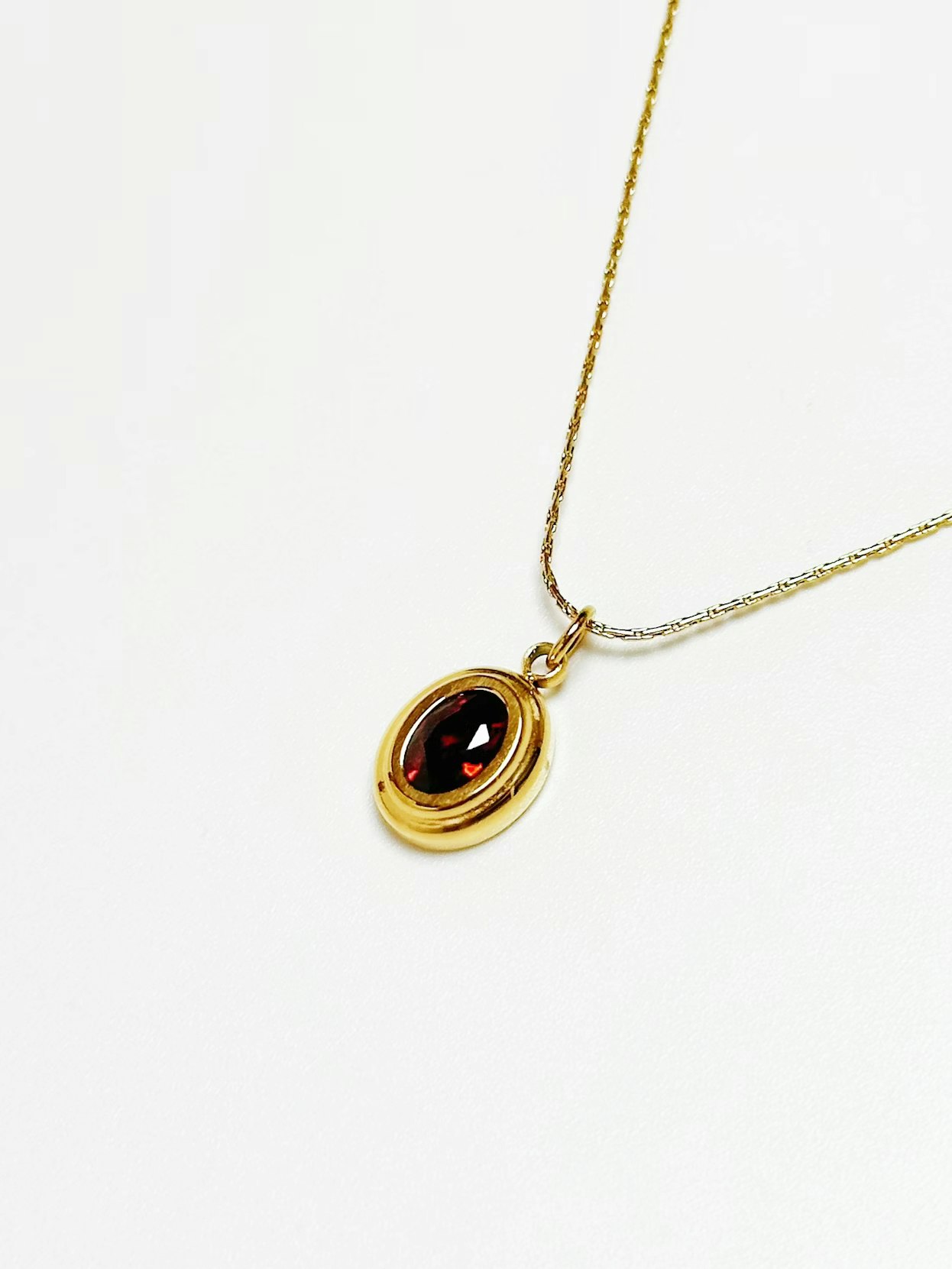 Halsband i stål med 18k guld med röd Cubic Zirconia