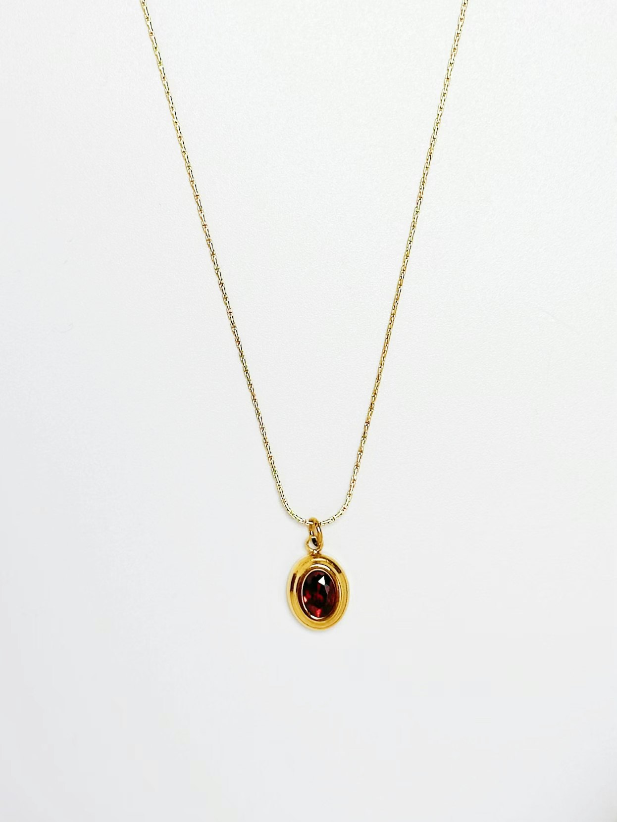 Halsband i stål med 18k guld med röd Cubic Zirconia