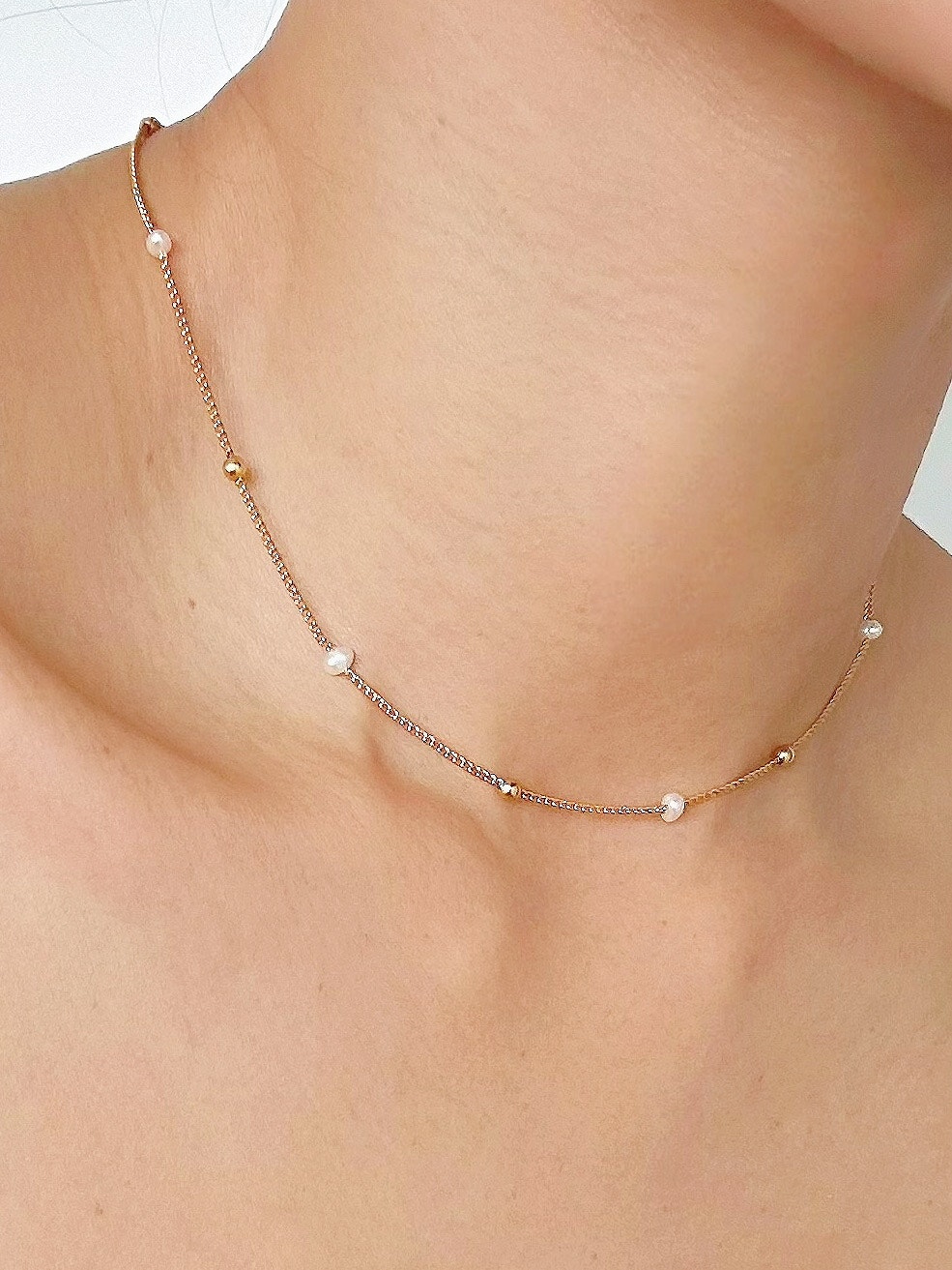 REA Tunt guldfärgat halsband med pärlor