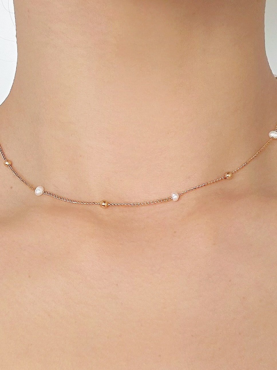 REA Tunt guldfärgat halsband med pärlor
