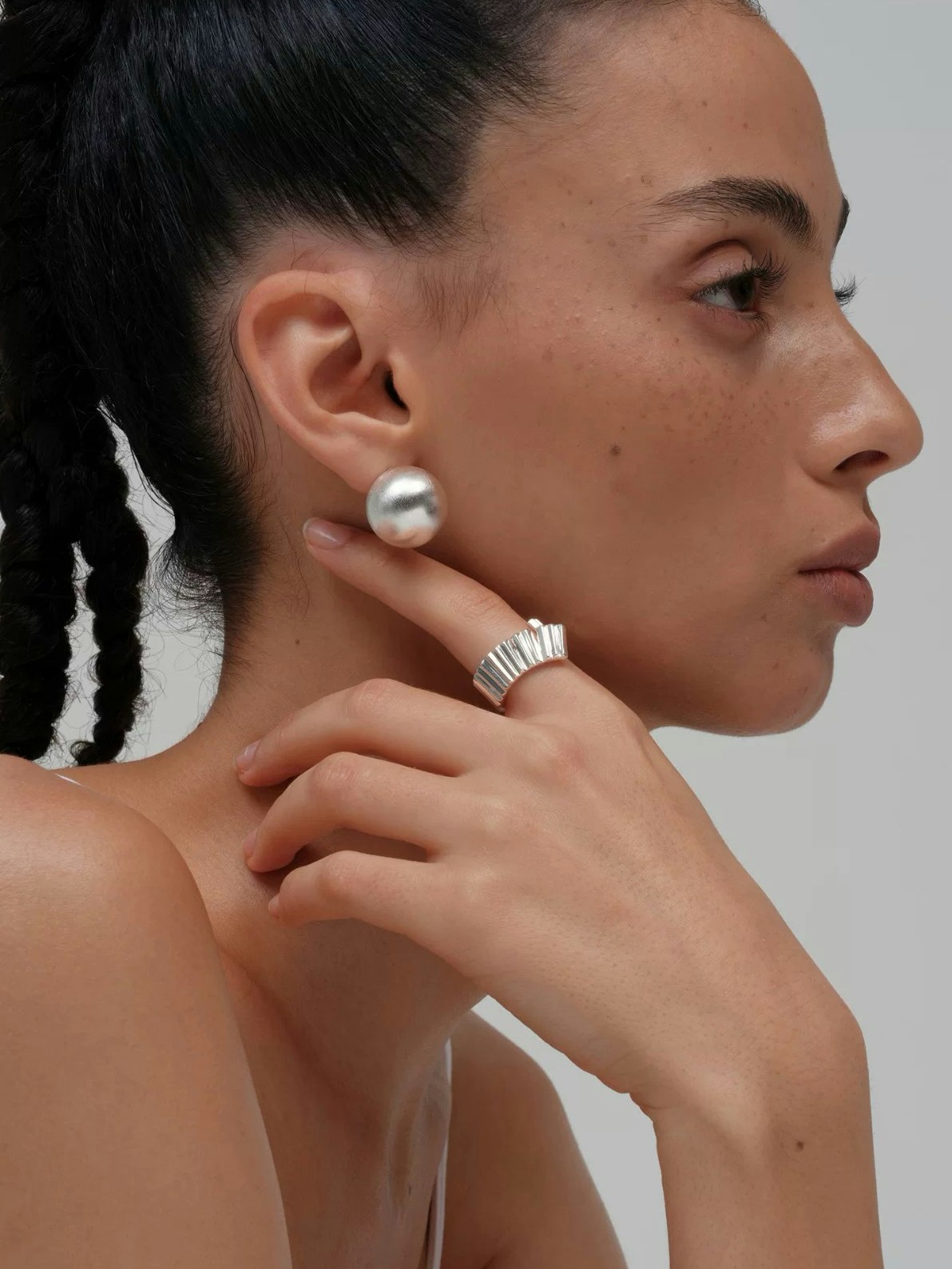 Studs med pärlor i metall