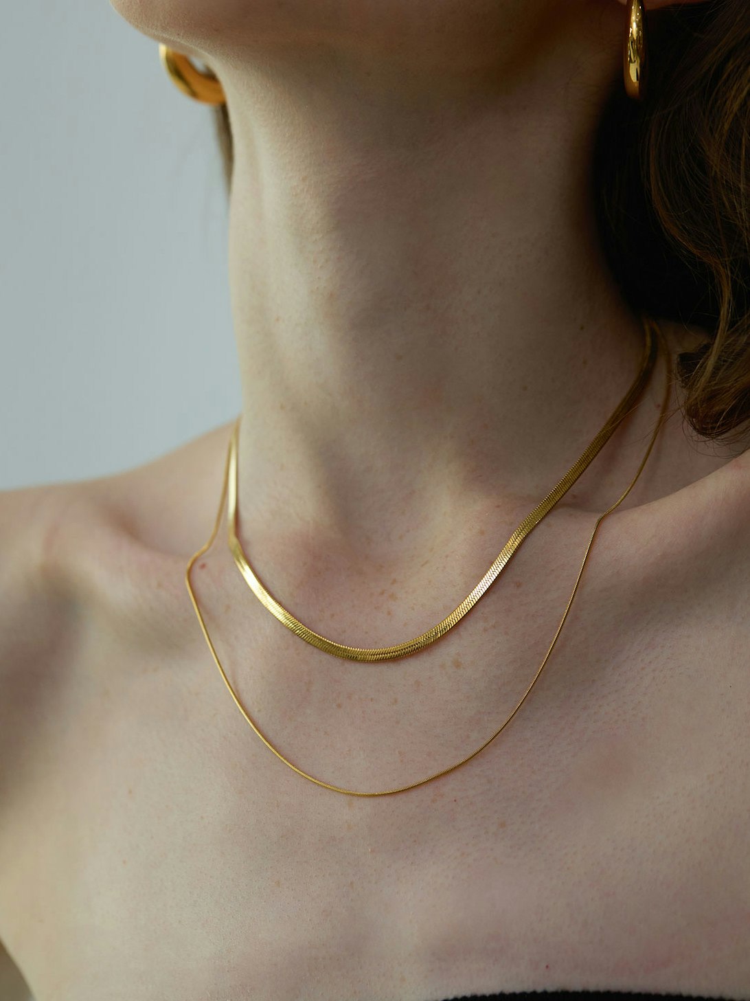 Dubbelt kedjehalsband i stål med 18k guld