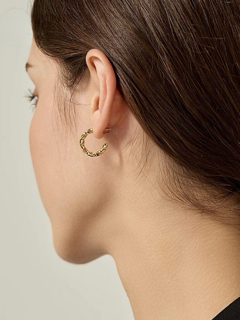 Små hoops i stål med 18K guld med tvinnad design