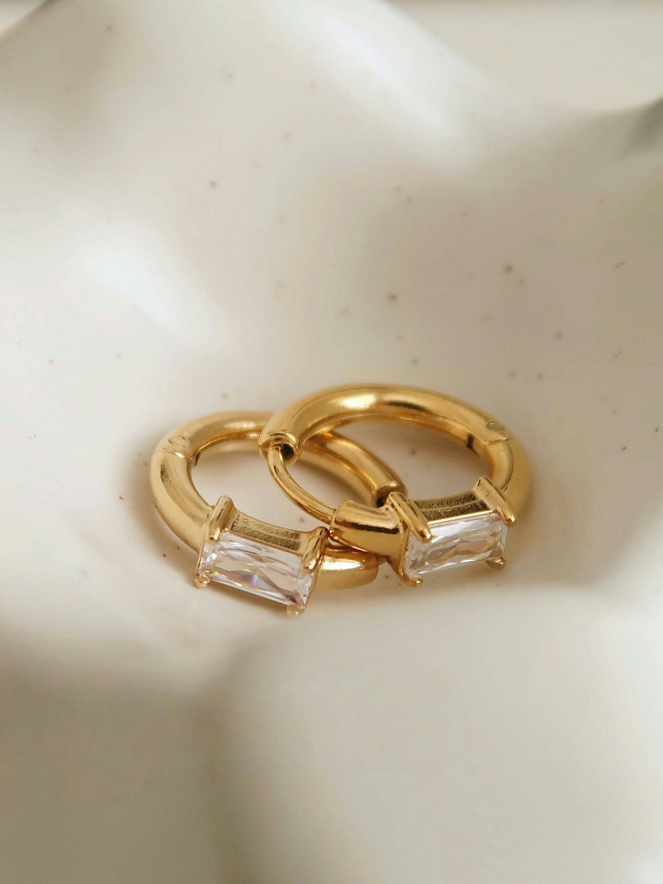 Hoops i stål med 18k guld och fyrkantiga glasstenar
