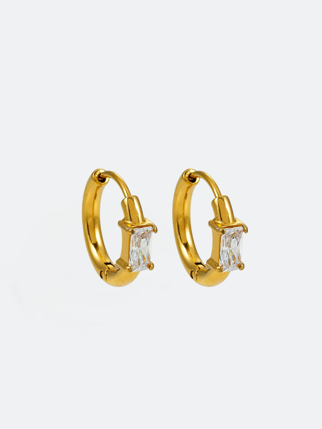 Hoops i stål med 18k guld och fyrkantiga glasstenar