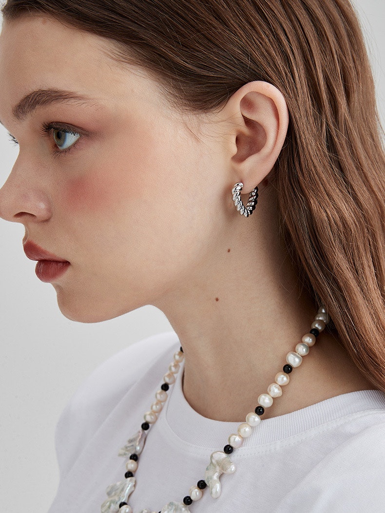 REA Silverfärgade hjärtformade hoops med tvinnade design