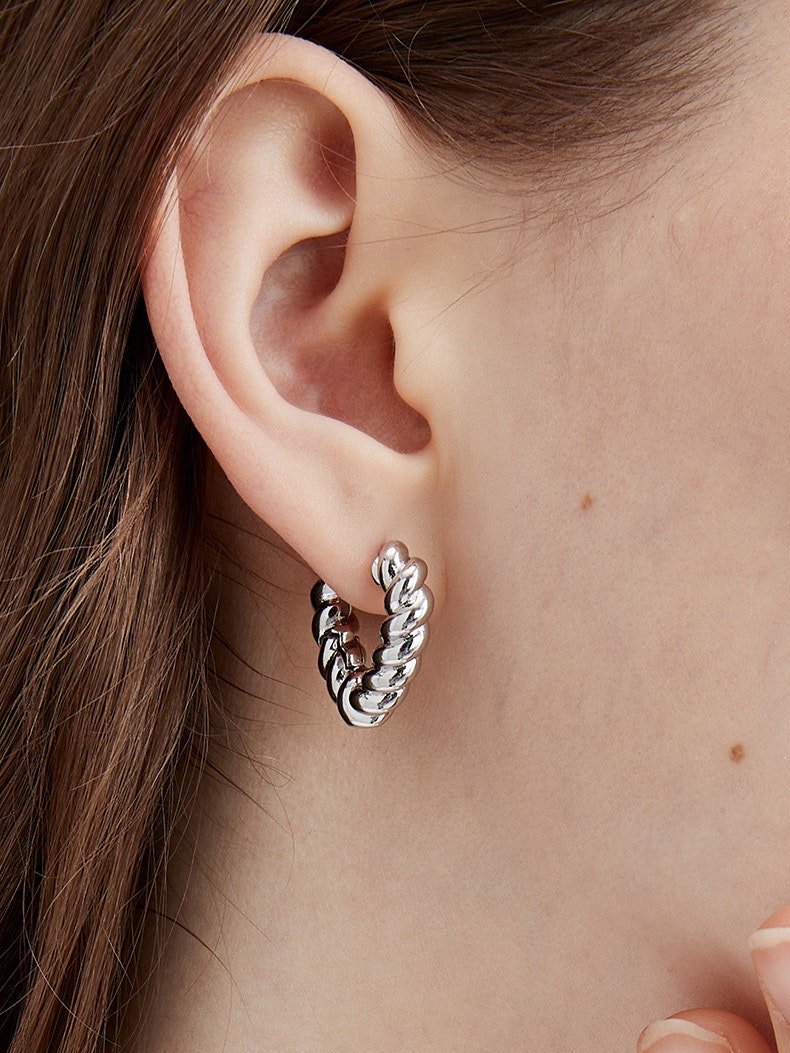 REA Silverfärgade hjärtformade hoops med tvinnade design