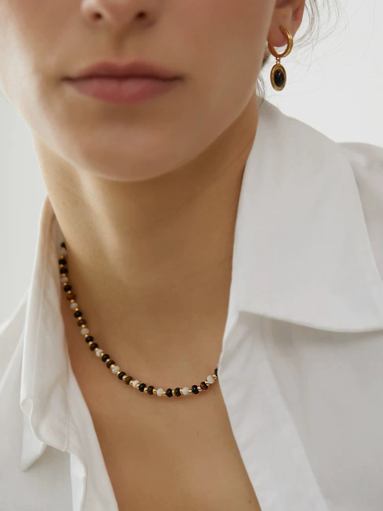 Halsband i stål med natursten och pärlemor
