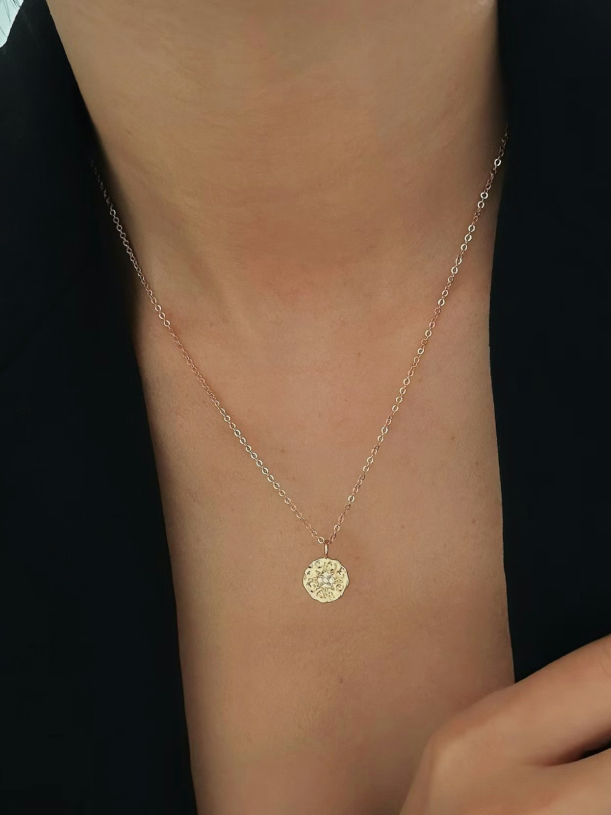 Guldfärgat halsband med stjärnor