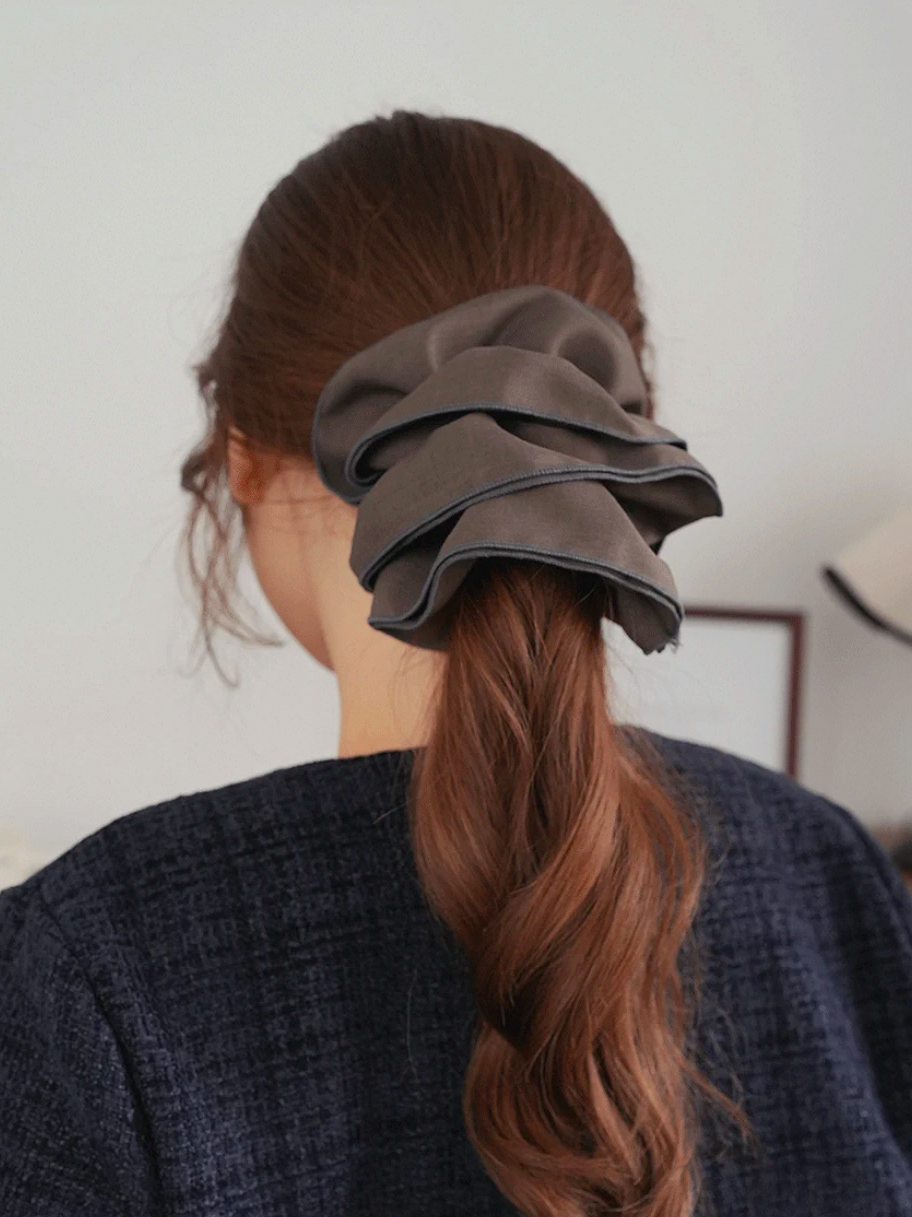 Stor grå scrunchie med volang