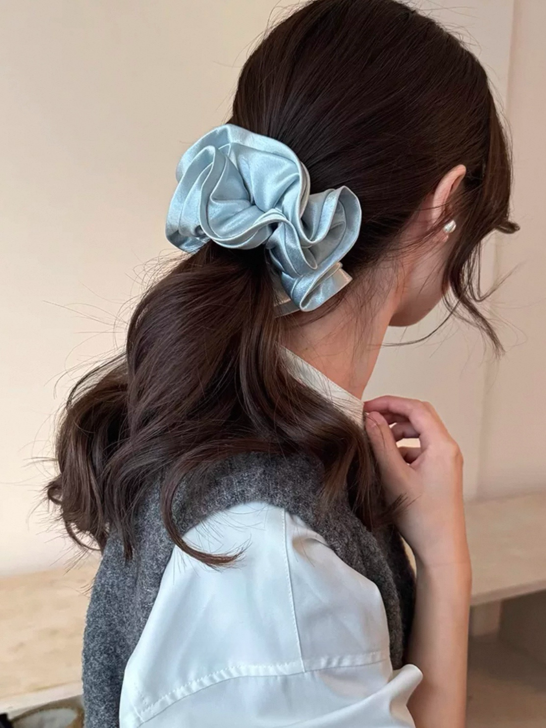 Stor pärlblå scrunchie