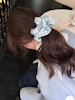 Stor pärlblå scrunchie